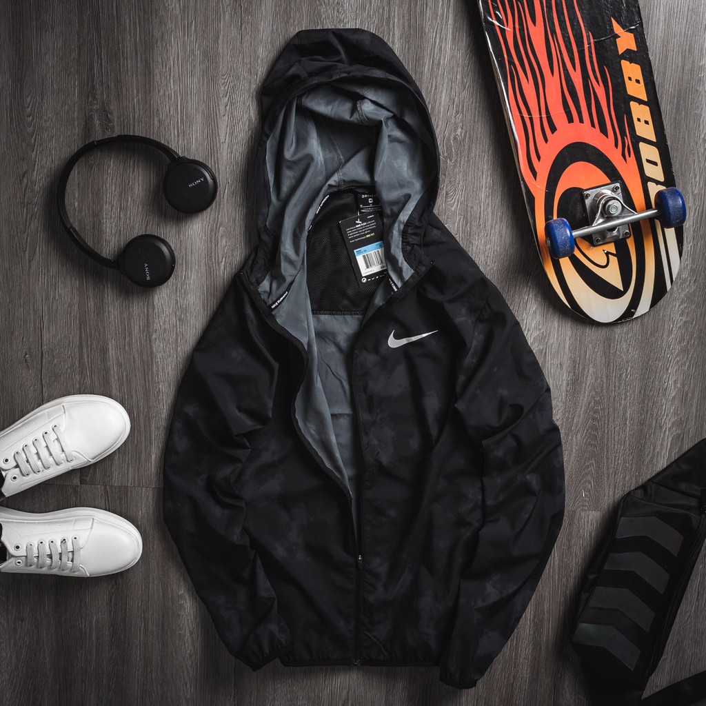 Áo khoác gió thể thao có mũ màu đen