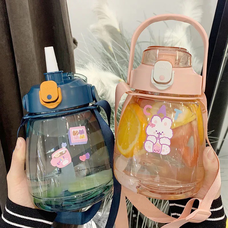 Bình nước cute nhựa, bình đựng nước có ống hút cho bé 1100ml tay cầm đỡ điện thoại Gym 34