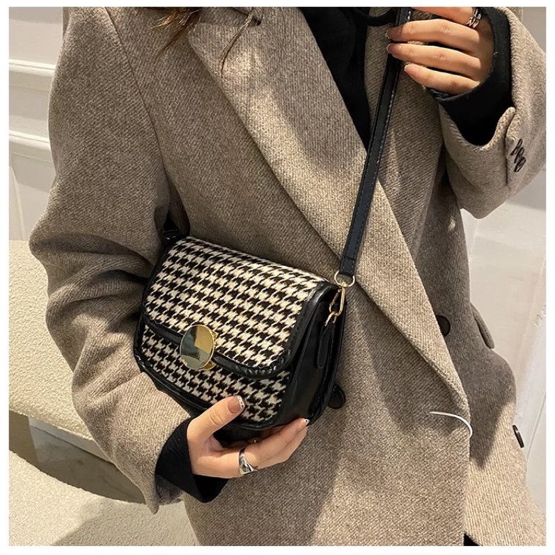 Túi xách đeo chéo nữ khóa vàng tròn Hàn Quốc