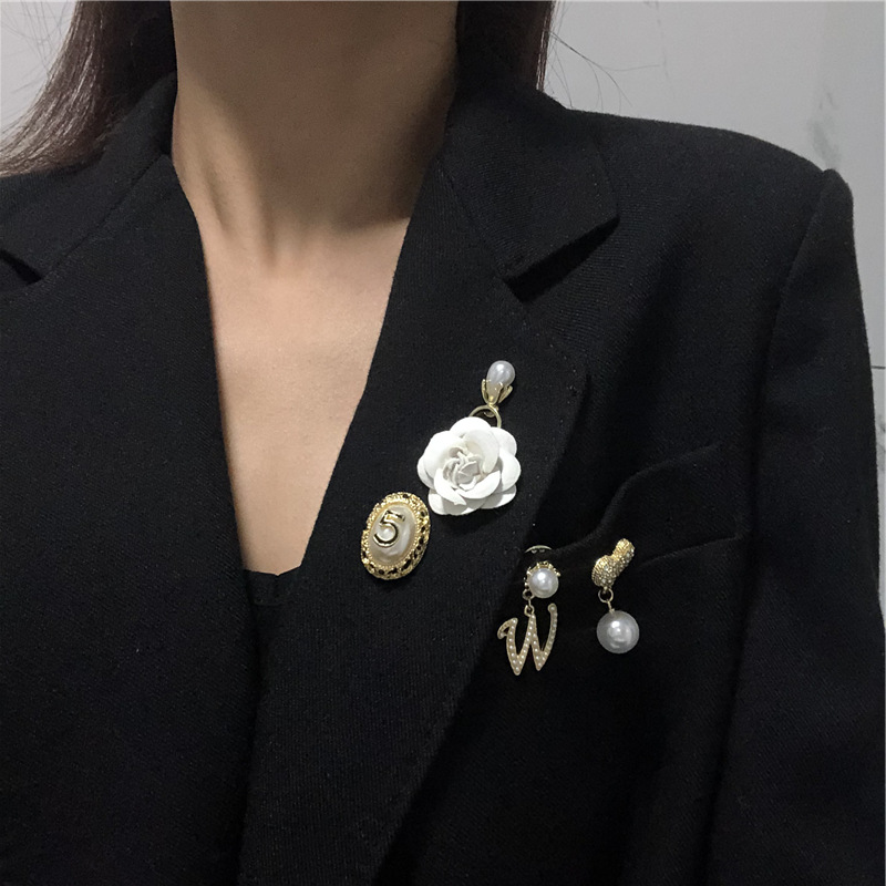 Ghim Cài Áo Hình Hoa Và Chữ W Đính Ngọc Trai Nhân Tạo 22792