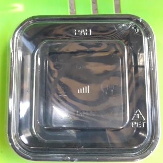 Hộp đế đen hình vuông 750 ml có nắp đậy