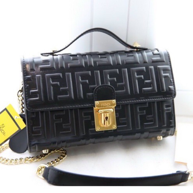 Túi xách F.E.N.D.I quay xách