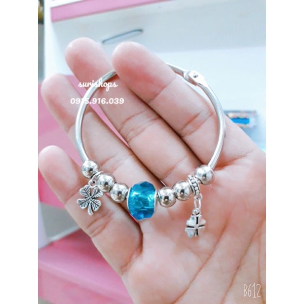 Vòng tay dạng kiềng đá màu nhân tạo mix charm