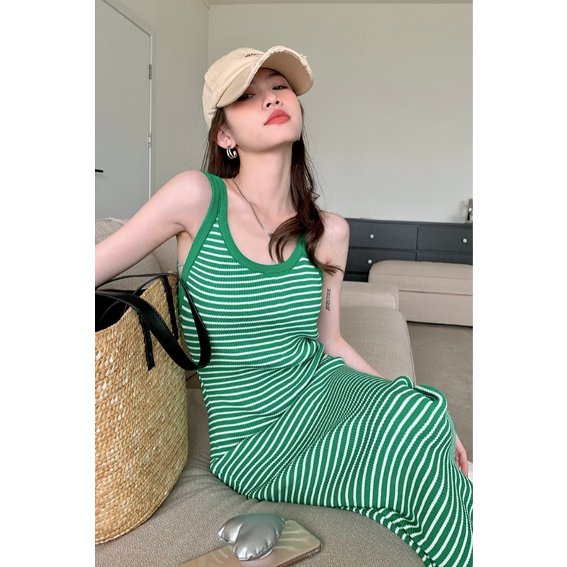 Váy dệt kim hai dây kẻ sọc ngang màu xanh lá ôm body dáng dài style Hong Kong