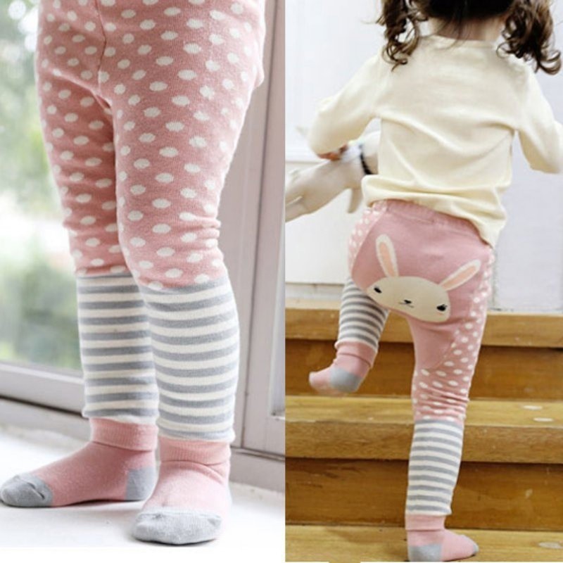 Set quần dài phối đôi tất in họa tiết hoạt hình đáng yêu cho bé