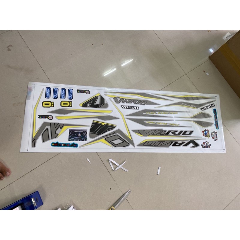 ( Quí khách vui lòng mang ra tiệm cho thợ dán ) xe Vario 150 xám vàng