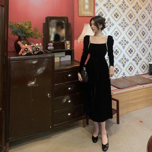 Đầm nhung dài tay cổ vuông hở lưng thời trang nữ tính