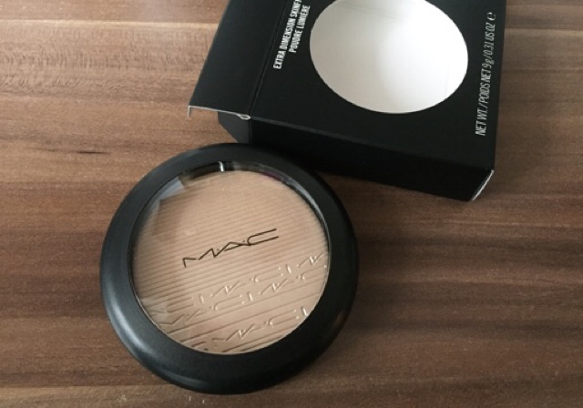 Phấn bắt sáng Mac Extra Dimension Skinfinish ( tặng kèm cọ của Mac)