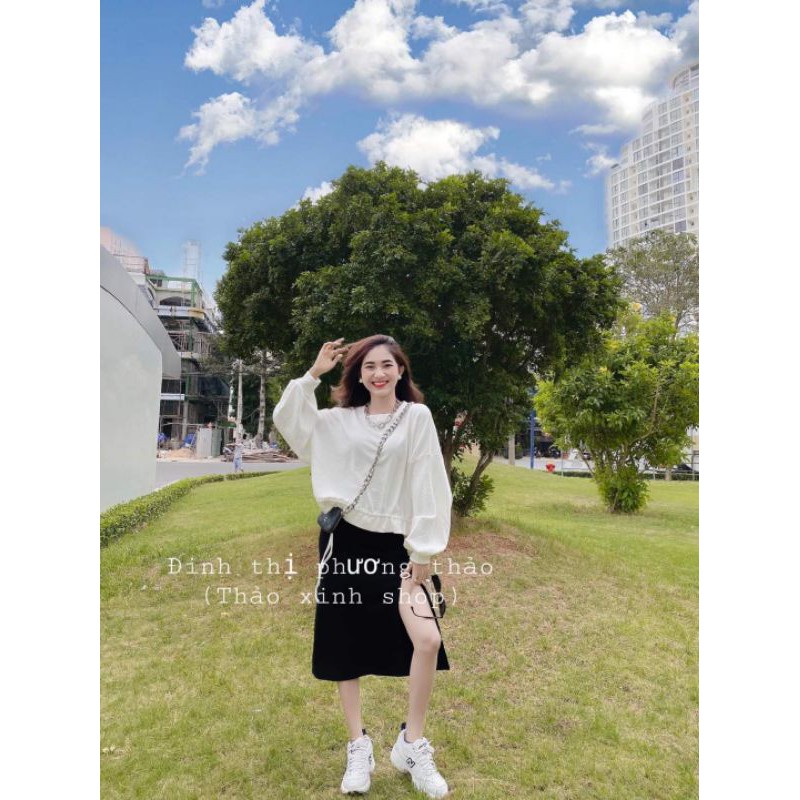 Set áo crotop trắng rút dây thắt nơ trắng kèm chân váy đen xẻ tà