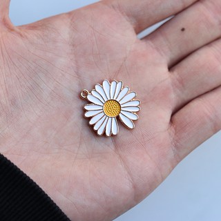 Mặt charm hoa cúc GD làm vòng cổ