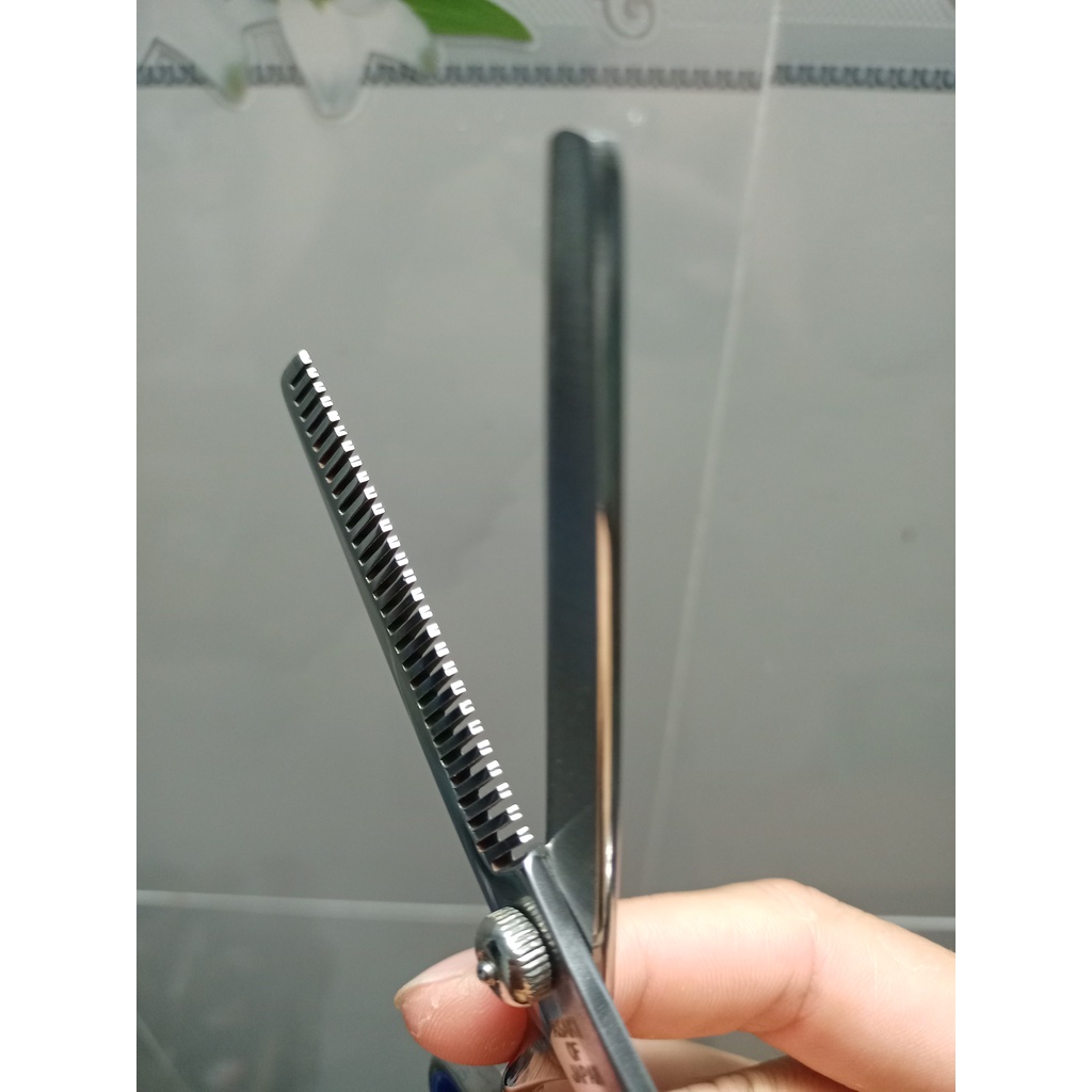 Kéo răng thưa dùng để tỉa tóc dùng cho học viên mới bắt đầu học