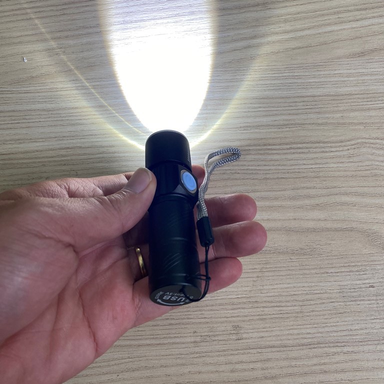 Đèn pin siêu sáng mini bỏ túi Ultrafire X305 nhỏ gọn, zoom xa gần, sạc USB