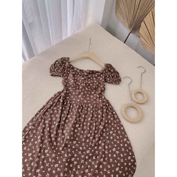Đầm hoa nhí trễ vai dáng xòe màu nâu