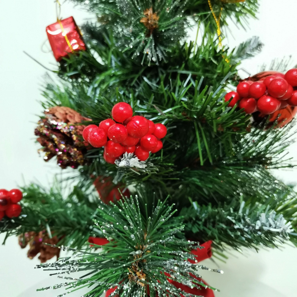 Cây thông noel để bàn 40cm trang trí giáng sinh mẫu 3 loại lá gắn trái thông tặng kèm dây led 8m màu vàng
