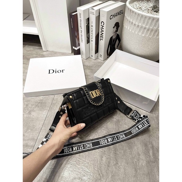 Túi Clutch Đeo Chéo Dây Bản To Logo Vàng Hot 2022