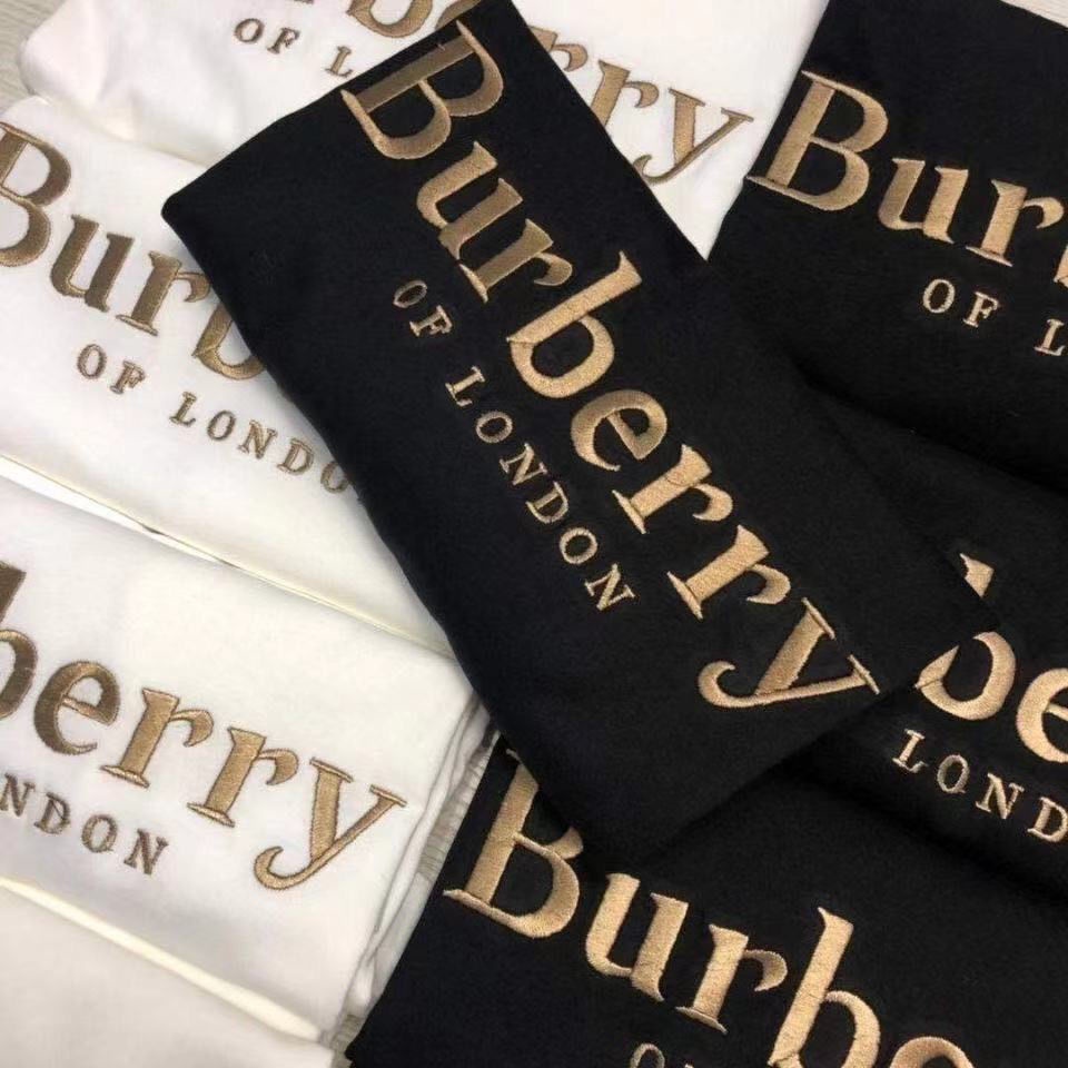 Áo Thun Burberry Tay Ngắn Cổ Tròn Thêu Họa Tiết Ba Chiều Thời Trang Cho Cặp Đôi