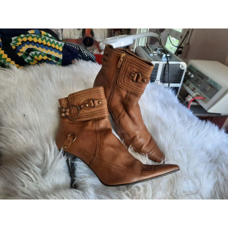 Boot 2 hand