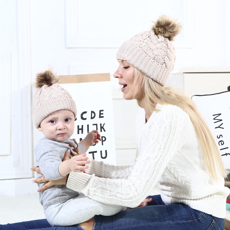 Mũ Beanie Đan Len Phối Cục Bông Xinh Xắn Thời Trang Mùa Đông Cho Mẹ Và Bé