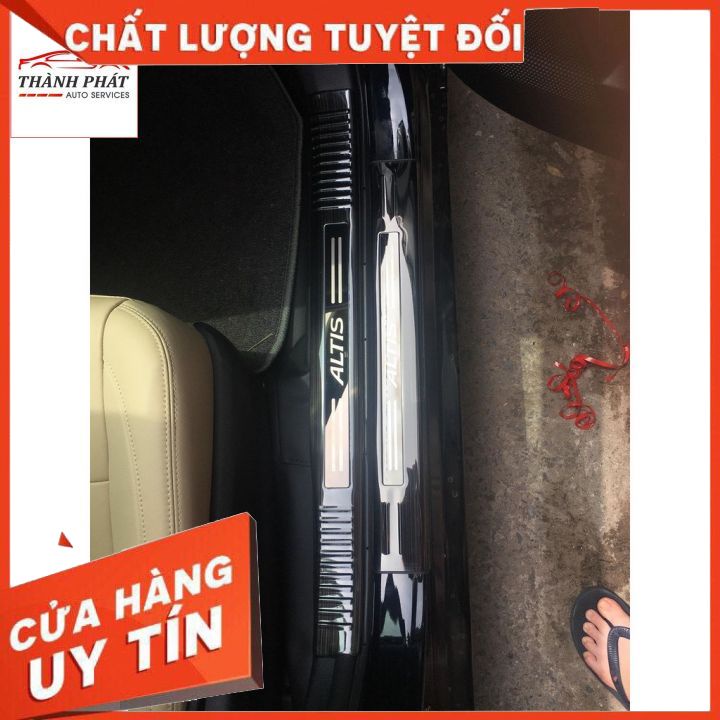 Ốp Bậc Cửa  Toyota Corolla Altis 2022-2024, Chất Liệu Titan Phay Xước Cao Cấp Full 8 Chi Tiết