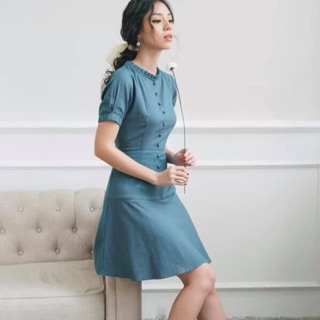 Đầm cổ xếp ly nút bọc dáng basic