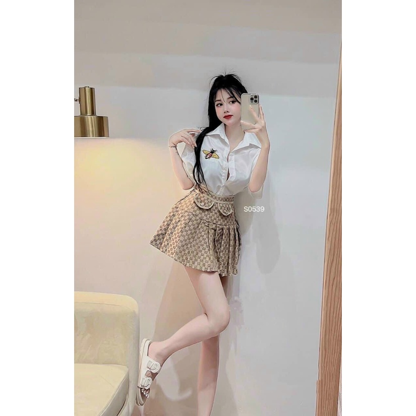 Sét váy thời trang nữ mặc đi chơi áo sơ mi trắng chất lụa thêu ong mix chân váy xếp ly kaki 2 túi giả