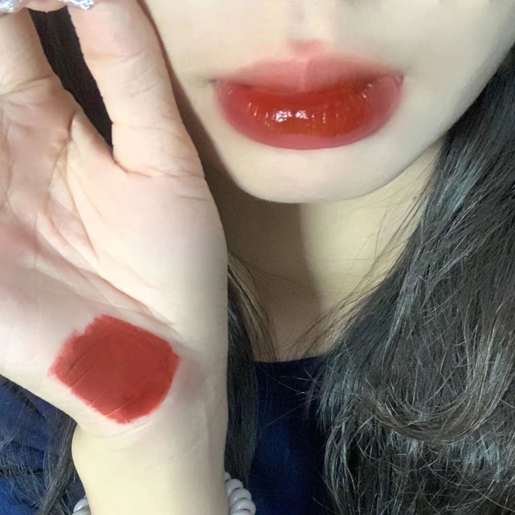 Son Môi Chống Thấm Nước Và Không Phai Màu Với Thiết Kế Vỏ Màu Vàng Đồng Sang Trọng