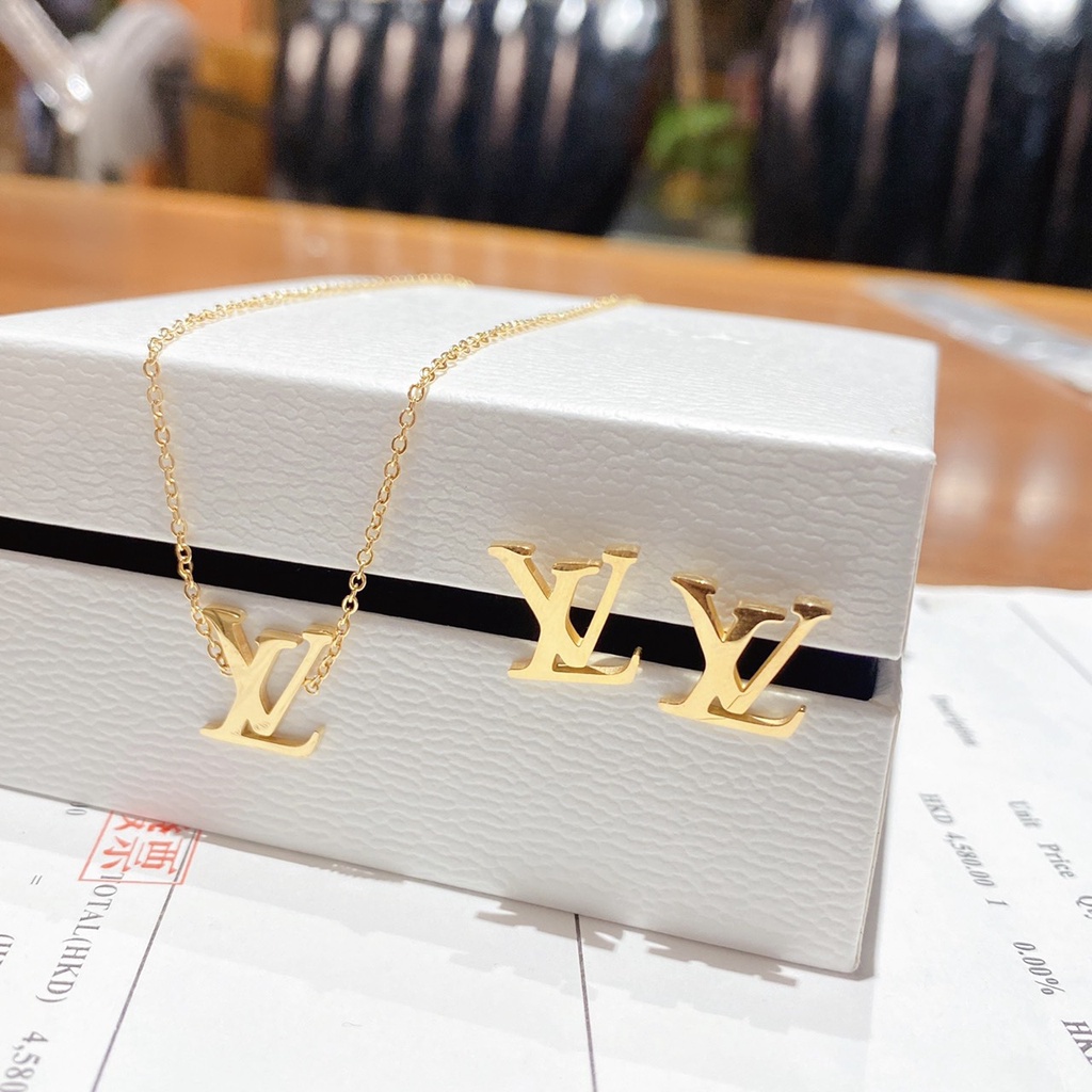 Set dây chuyền, bông tai hình logo LV Titan 2 màu vàng, trắng cao cấp Ròm House không hoen rỉ sang chảnh - ms8979149