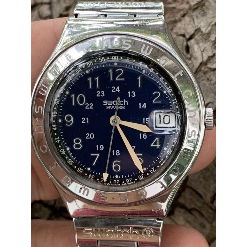 Đồng hồ nam Swatch Swiss Pin (Quartz) mặt màu blue, 1 lịch, dây thép không gỉ của Thụy