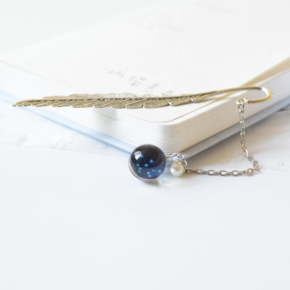 Daron Bookmark Dạ Quang Mặt Lông Vũ Kim Loại Hình Quyển Sách Làm Quà Tặng Trường Học