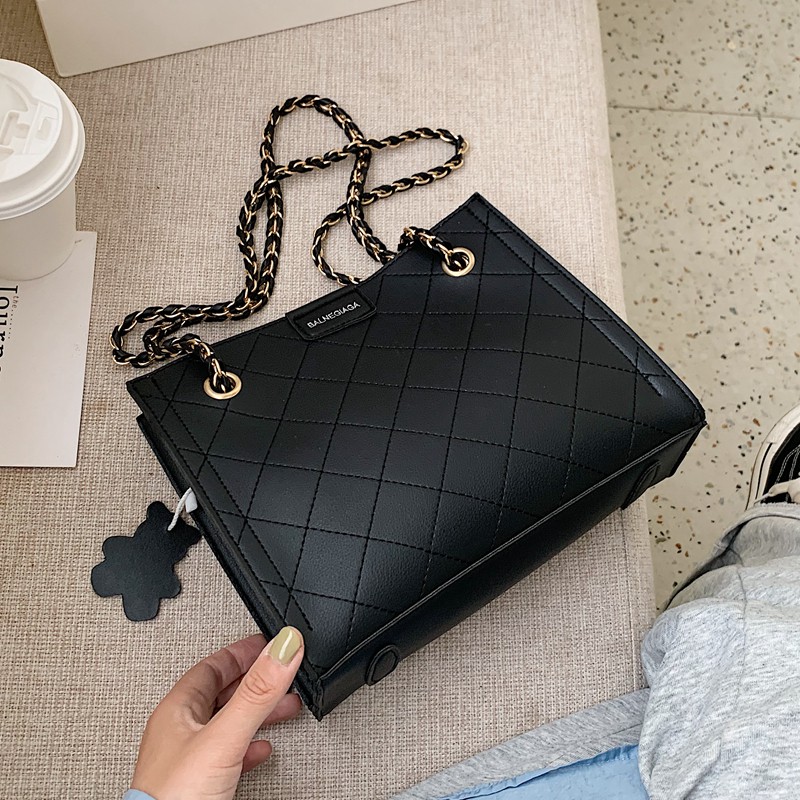 CÓ SẴN MÀU TRẮNG KEM Túi xách nữ chất da mềm phối dây xích thời trang;.