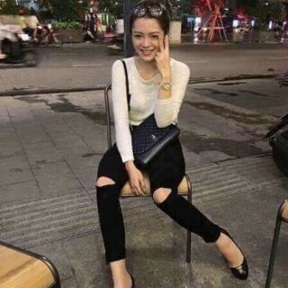 Quần jean đen rách gối