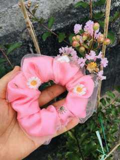 Cột tóc scrunchies mẫu hoa cúc 2 lớp