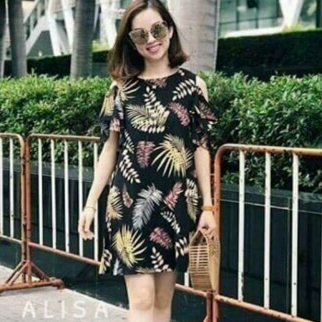 Đầm suông khoét vai .