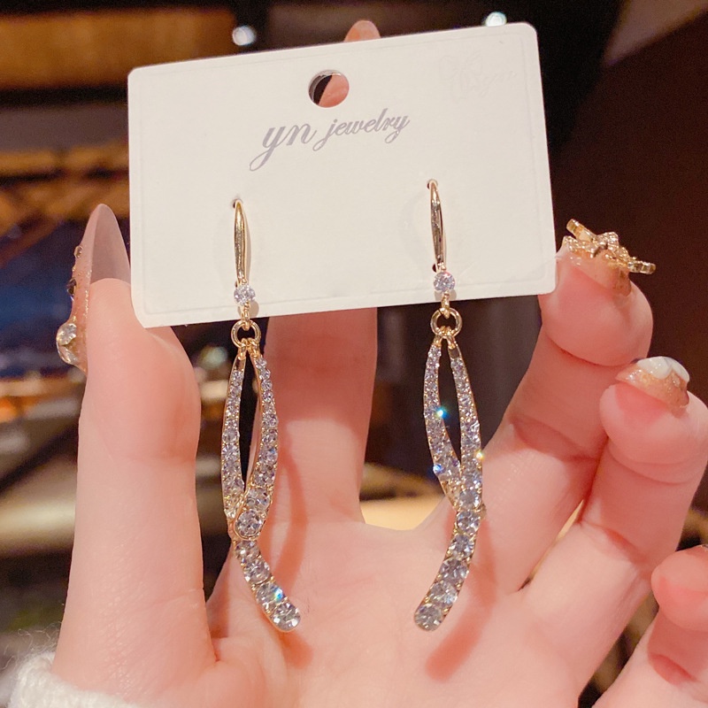 Khuyên Tai Đính Đá Thiết Kế Sang Trọng