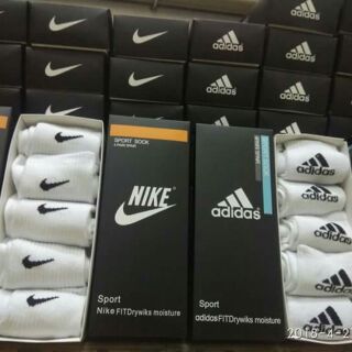 Tất Nike và Adidas