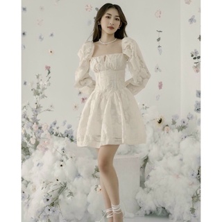Đầm trắng cổ vuông tay phồng