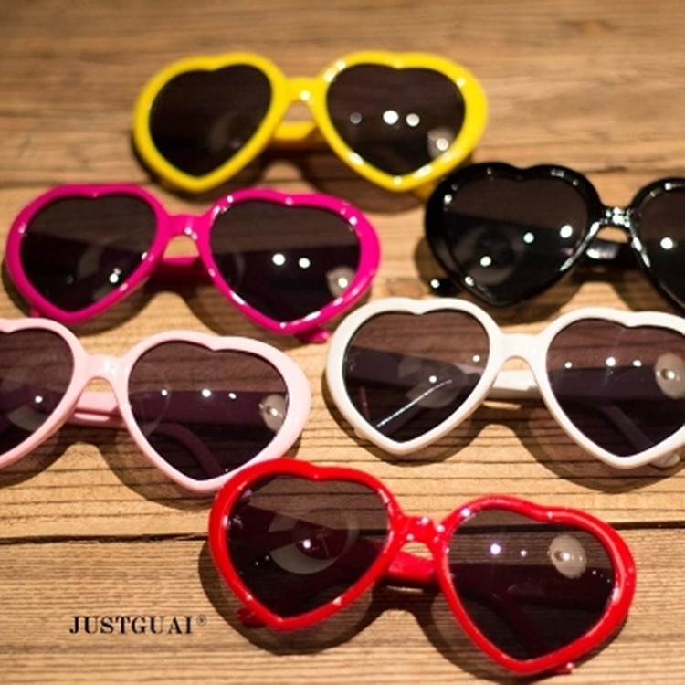 Kính Mát Gọng Trái Tim Lớn Cho Bé