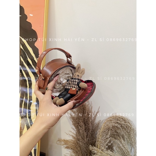 túi đeo chéo mini tròn có quai hoạ tiế kẻ ô tặng kèm phụ kiện thỏ treo