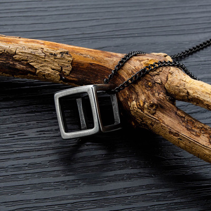 Vòng cổ mặt hình khối rubik màu đen đơn giản