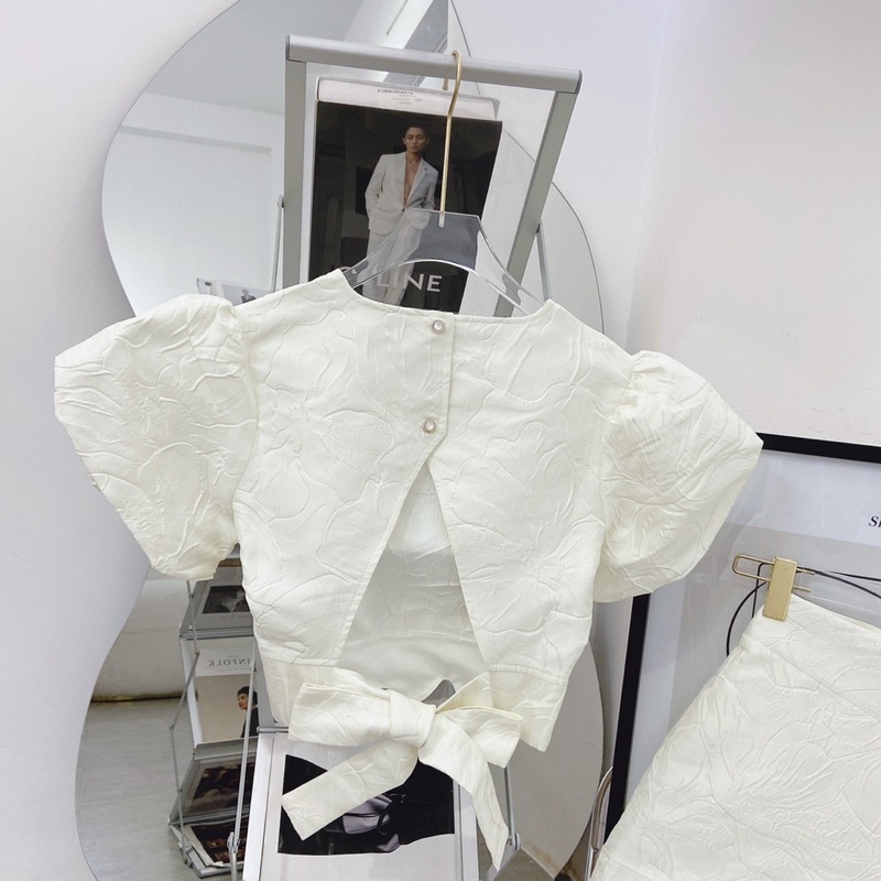SET CROP GẤM HOA NỔI TRẮNG CUTOUT LƯNG NƠ + SHORT