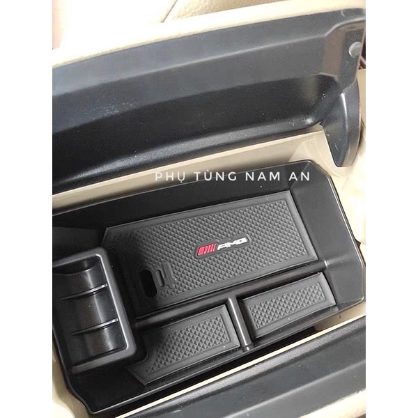 KHAY CHIA NGĂN ĐỂ ĐỒ HỘC TỲ TAY MERCEDES C/E/GLC/GLK