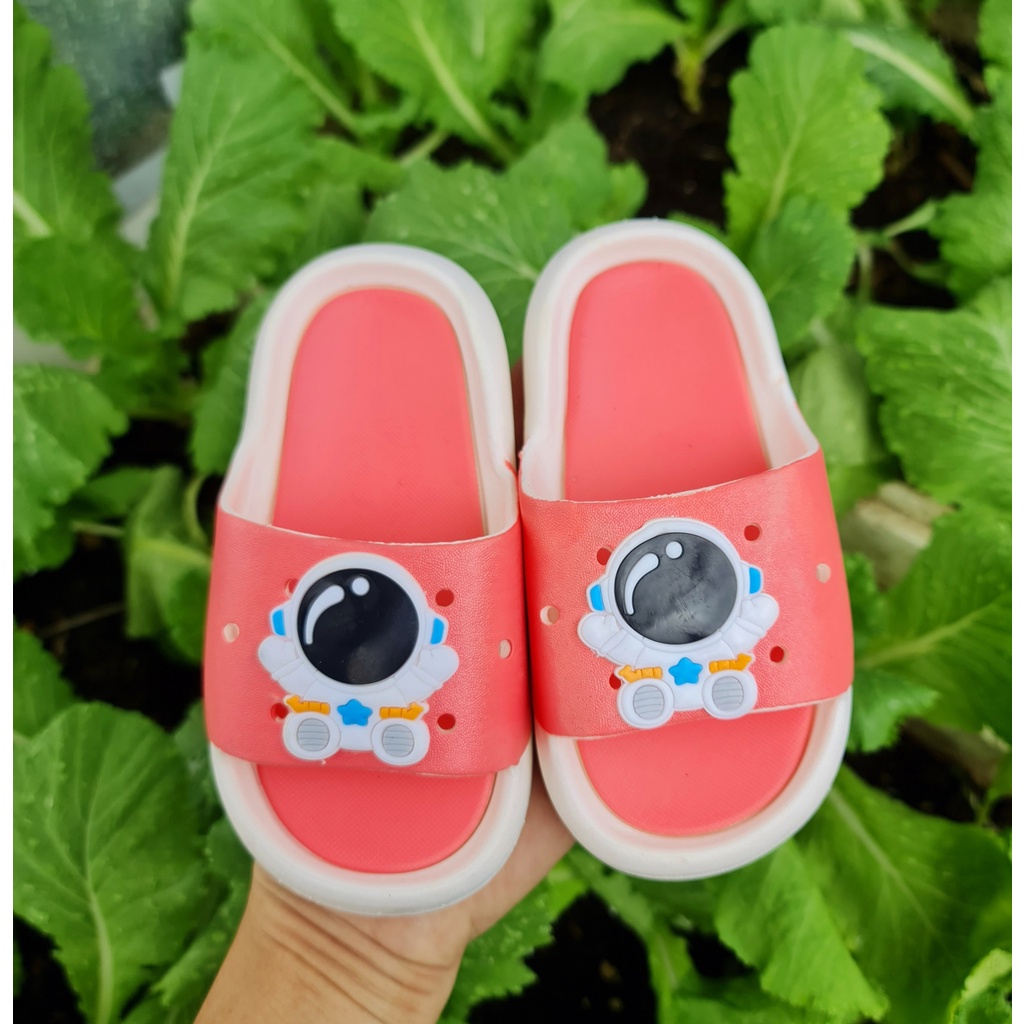 Dép bánh mì cho bé trai bé gái chất cao su mềm sơn hình phi hành gia