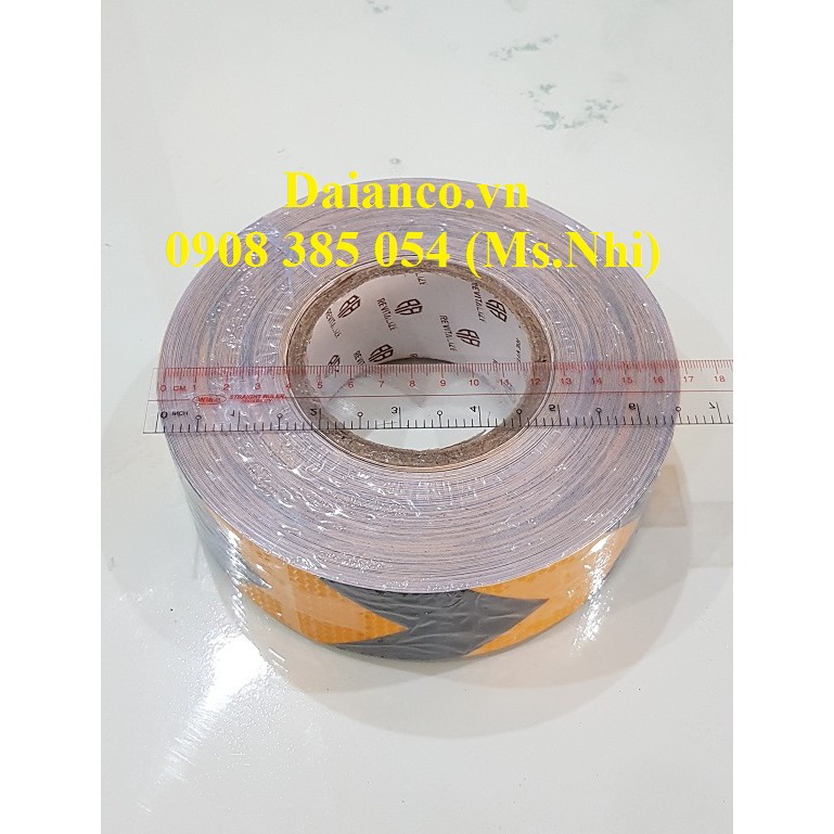 Băng keo decal phản quang vàng đen mũi tên 5cm*50m chuyên dụng - Hình thật