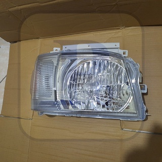 Đèn pha toyota hiace 05-10