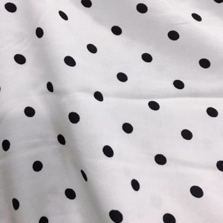 Lanh chấm bi đen nền trắng