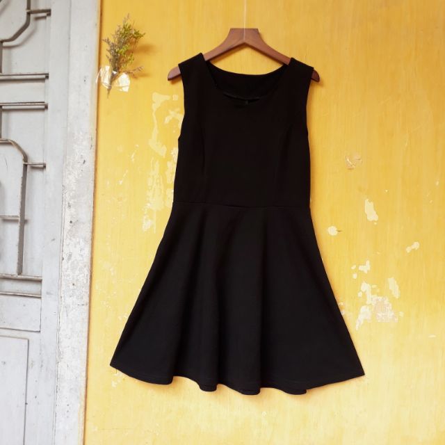 Đầm sát nách dáng xòe