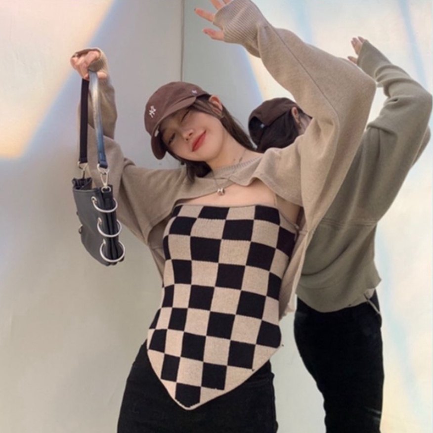 Set 2 áo gồm áo hai dây kẻ caro + áo khoác len tay dài màu trơn hợp thời trang cho nữ