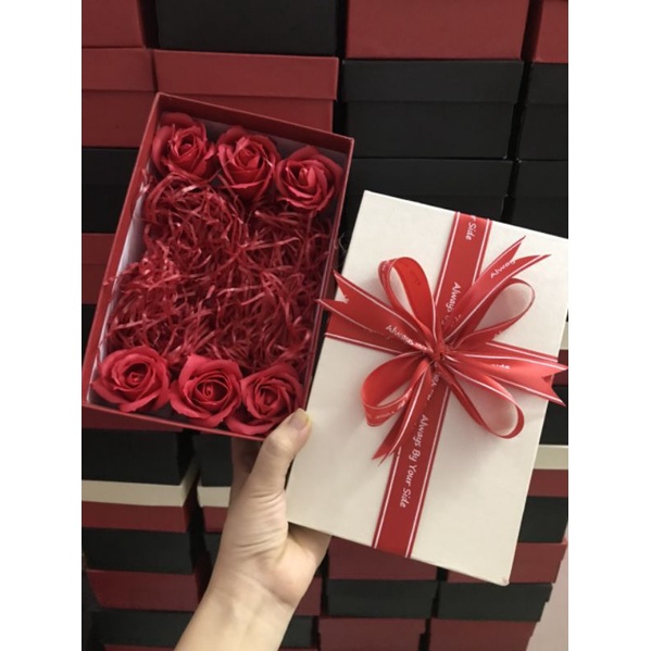 Hộp đựng quà có sẵn hoa +giấy rơm +nơ