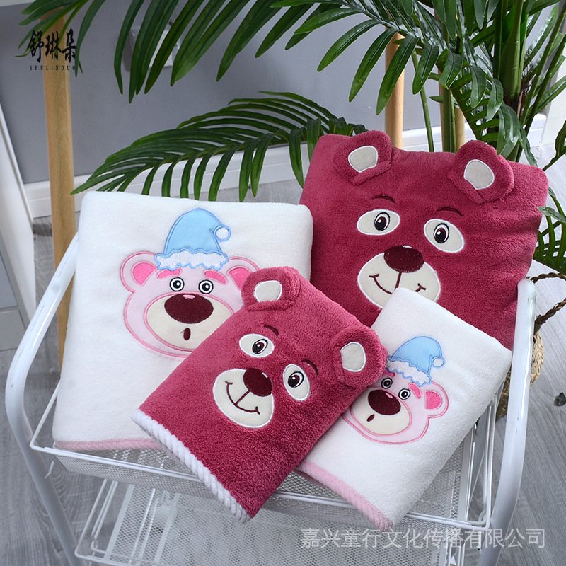 Bộ 2 Khăn Tắm Lotso Vải Lông Cừu San Hô Dày Dặn Họa Tiết Gấu Hồng/Dâu Tây Dễ Thương Dùng Làm Quà Tặng