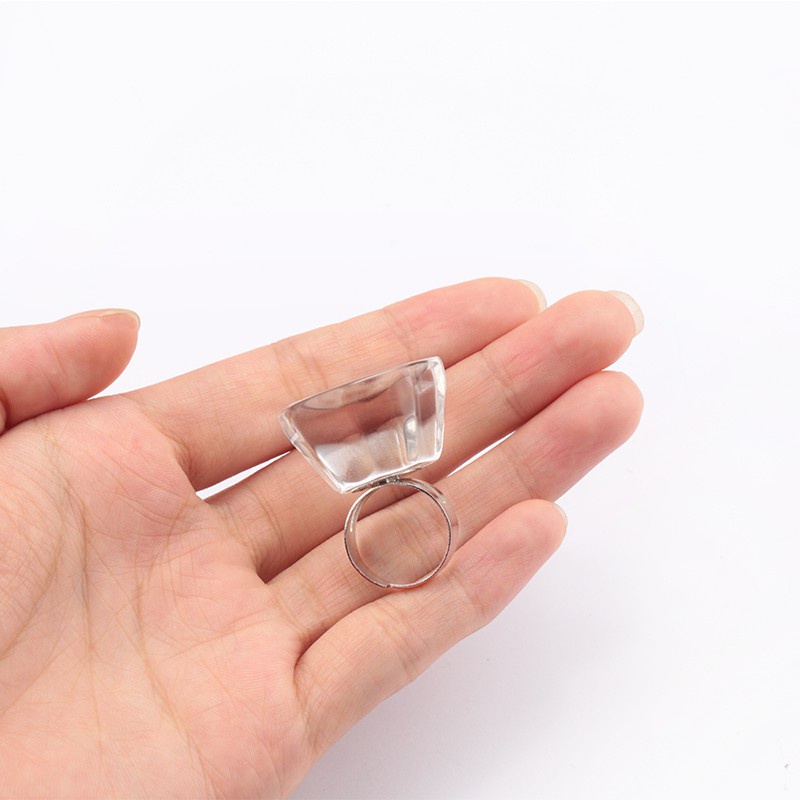 Một giàn giáo đeo nhẫn/gương/keo của lông mi giả